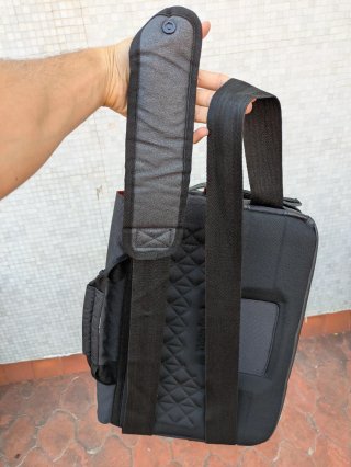 Bandolera maletín portátil negro/rojo.