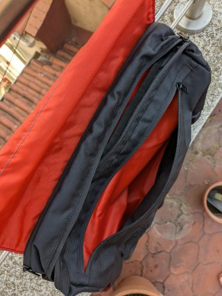 Bandolera maletín portátil negro/rojo.