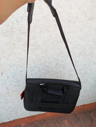 Bandolera maletín portátil negro/rojo.