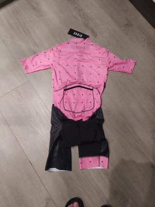 Mono de ciclismo rosa con puntos negros
