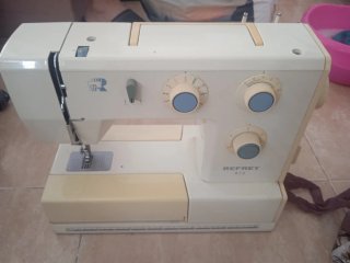 Máquina de coser Refrey