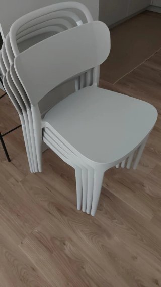 Sillas grises de plástico apilables