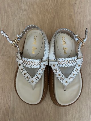 Sandalias Coral Blue blancas tachuelas doradas