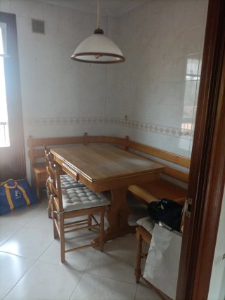 Mesa, banco y sillas de cocina madera