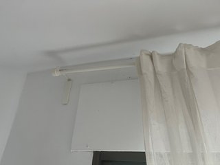 Cortinas y barra beige lino