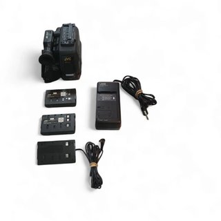 CAMARA DE VIDEO COMPACT VHS JVC CON CARGADOR, 2 BATERIAS Y MALETIN