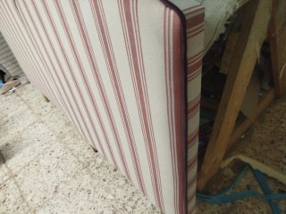 Cabecero tapizado rayas beige y rojo