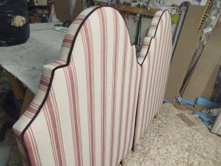 Cabecero tapizado rayas beige y rojo