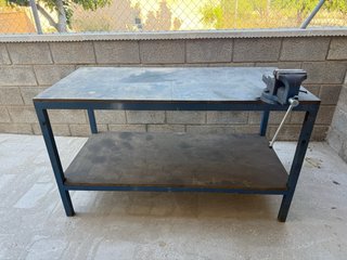 Mesa de trabajo con tornillo de banco