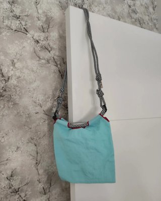 Bolso azul con bordado de perro