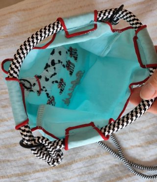 Bolso azul con bordado de perro
