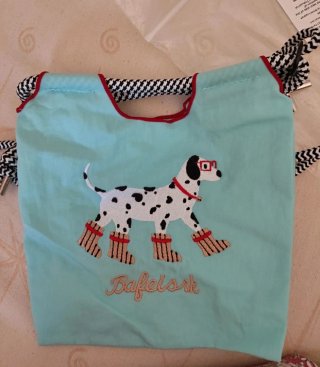 Bolso azul con bordado de perro