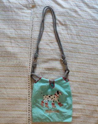 Bolso azul con bordado de perro