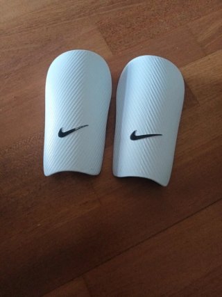 Espinilleras Nike Blancas