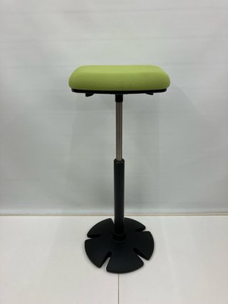 Taburete alto verde con base negra