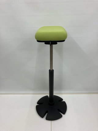 Taburete alto verde con base negra