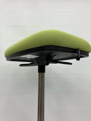 Taburete alto verde con base negra