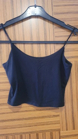 Top crop negro tirantes finos