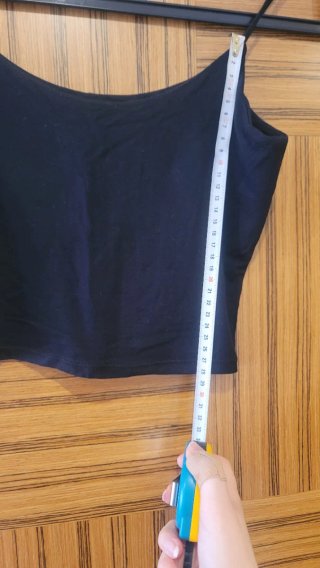 Top crop negro tirantes finos