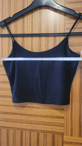 Top crop negro tirantes finos