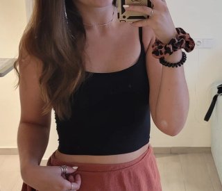 Top crop negro tirantes finos