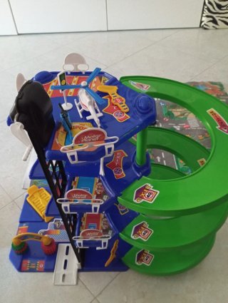 Juego de parking y coches para niños