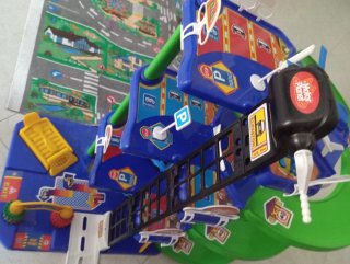 Juego de parking y coches para niños