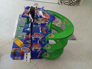 Juego de parking y coches para niños