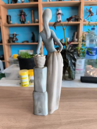 Figura antigua mujer con cesta