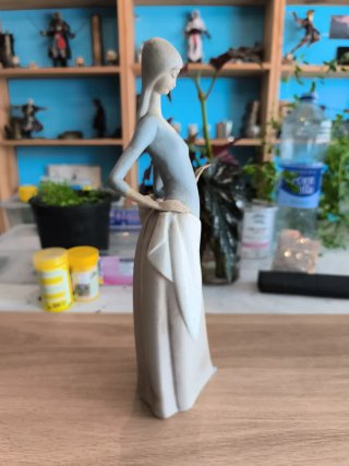 Figura antigua mujer con cesta