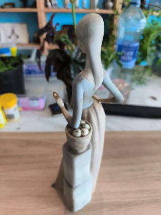 Figura antigua mujer con cesta