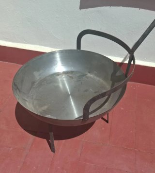 Sartén metálica con patas y mango largo