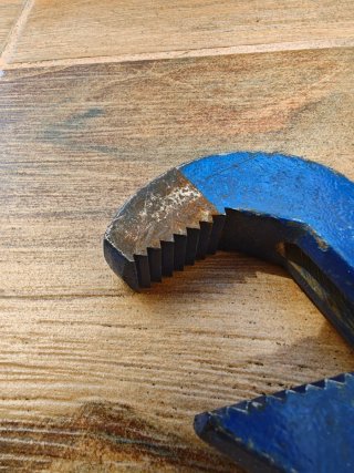 Llave de grifa azul sin tuerca