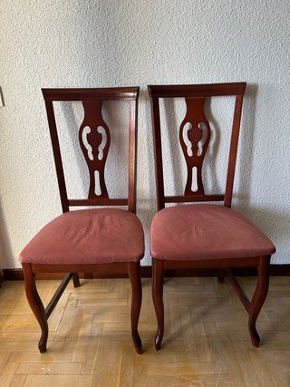 Pareja de Sillas Clásicas de Madera