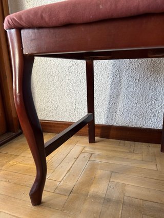 Pareja de Sillas Clásicas de Madera