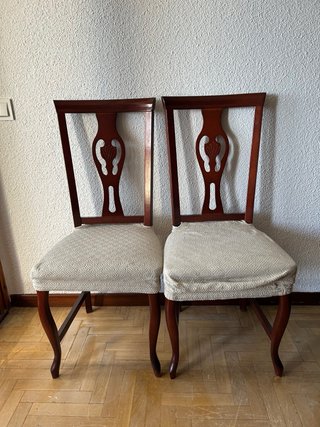 Pareja de Sillas Clásicas de Madera