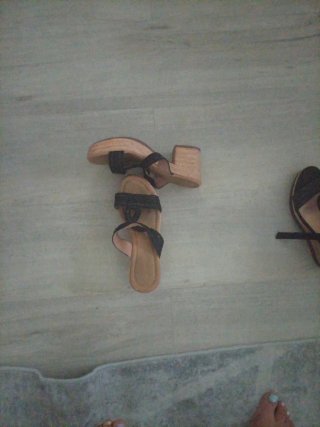 Sandalias cuña Vomodas negras y marrones