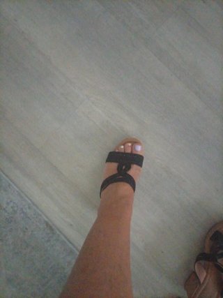 Sandalias cuña Vomodas negras y marrones