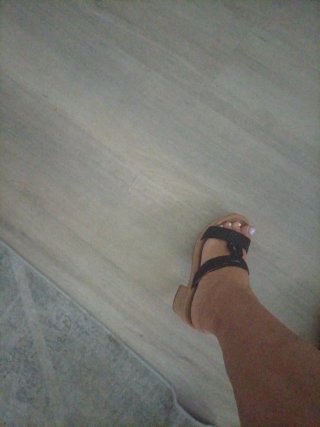 Sandalias cuña Vomodas negras y marrones