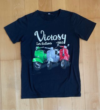 Lote de 4 camisetas de niña. Talla S y XS.