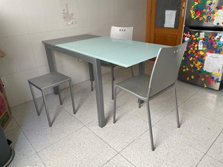 1!chollo Mesa cristal extens. 2 sillas 2 banquetas