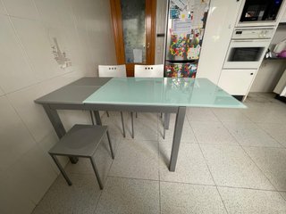 1!chollo Mesa cristal extens. 2 sillas 2 banquetas