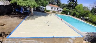 Cobertor de piscina beige y azul de 11,5 x 7 m.