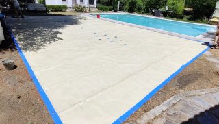 Cobertor de piscina beige y azul de 11,5 x 7 m.