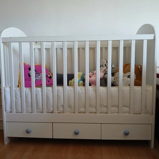 Cuna de madera blanca