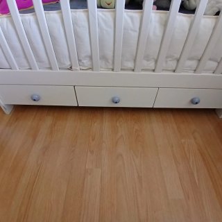 Cuna de madera blanca