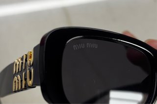 Gafas de sol Miu Miu negras