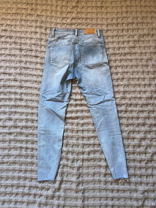 Jeans pitillo azules desgastados