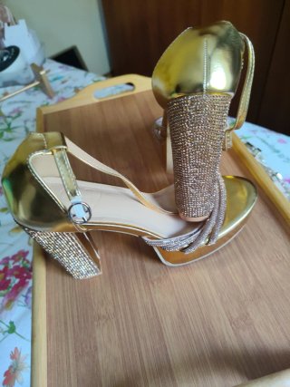 Sandalias doradas tacón alto con pedrería
