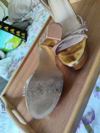 Sandalias doradas tacón alto con pedrería
